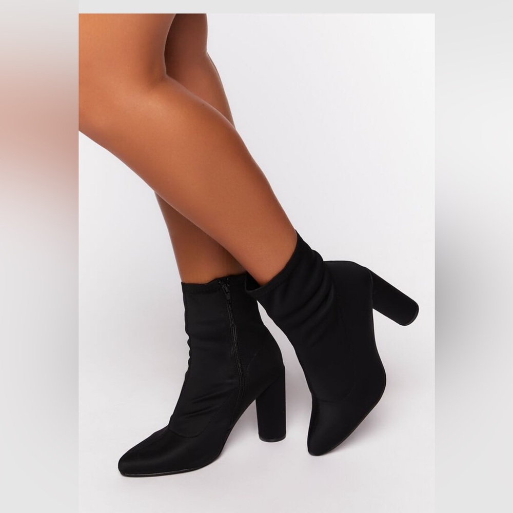 Wide Pointed toe ankle boot